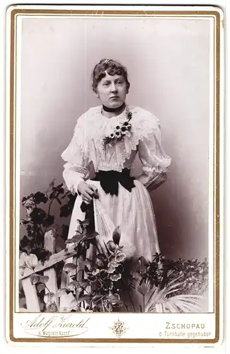 Fotografie Adolf Zierold, Zschopau, Portrait junge Dame im Spitzenkleid mit Fächer und Ansteckblumen