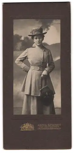Fotografie Anton Grainer, Traunstein, Bahnhofstr. 16, Portrait Dame im schlichten Blouson mit Hut und Handtasche