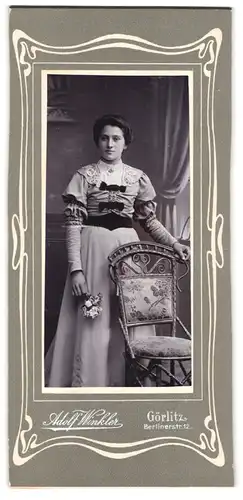 Fotografie Adolf Winkler, Görlitz, Berlinerstr. 12, Portrait junge Dame im hellen Kleid mit Schleifen und Spitzenbesatz