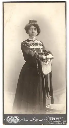 Fotografie Max Steffens, Berlin, Rosenthaler-Str. 72, Portrait junge Frau im dunklen Kleid mit Perlenkette