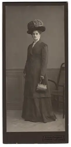 Fotografie R. Werner, Hamburg, Neuerwall 34, Portrait Dame im schwarzen Kleid mit Hut und Handtasche