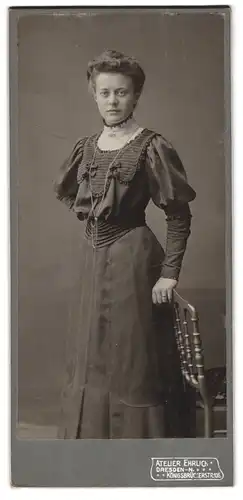 Fotografie Atelier Ehrlich, Dresden, Königsbrückerstr. 105, Portrait Dame im dunklen Kleid mit Halskette