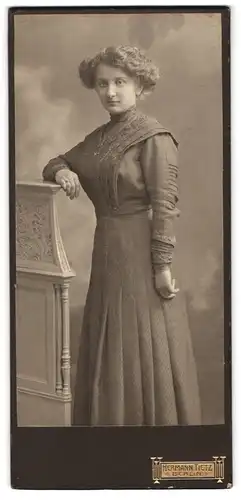 Fotografie Hermann Tietz, Berlin, Leipzigerstr., Portrait Dame im gerafften Kleid mit toupierten Haaren