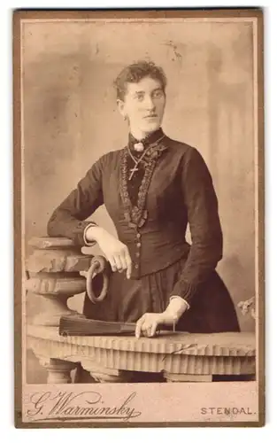 Fotografie G. Warminsky, Stendal, Portrait Schadewachten-Str. 22, Portrait Dame im schwarzen Kleid mit Fächer