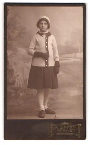 Fotografie M. Appel, Berlin, Portrait Neue Königstr. 134, Portrait junge Frau im Winterkleid mit Handschuhen und Mütze