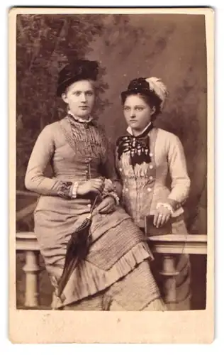 Fotografie C. Degele, Hameln, Emmernstr. 11, Portrait zwei Damen in Biedermeierkleidern samt Hut