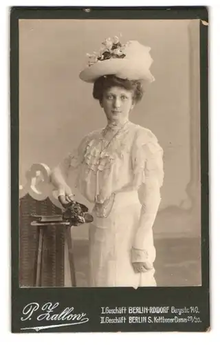 Fotografie P. Zallow, Berlin, Bergstr. 140, Portrait junge Dame im weissen Rüschenkleid mit Blumenhut