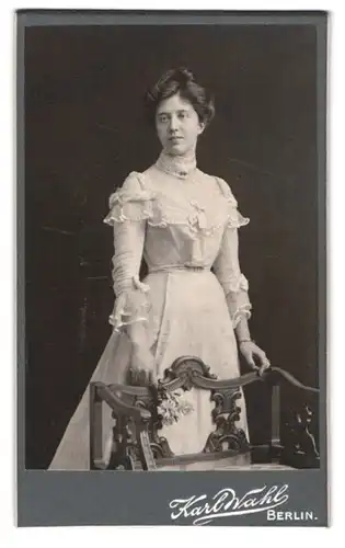 Fotografie Karl Wahl, Berlin, Grossgörschenstr. 1, Portrait Dame im Rüschenkleid mit Hochsteckfrisur, 1903