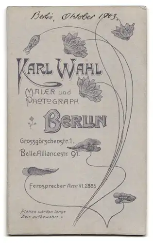 Fotografie Karl Wahl, Berlin, Grossgörschenstr. 1, Portrait Dame im Rüschenkleid mit Hochsteckfrisur, 1903