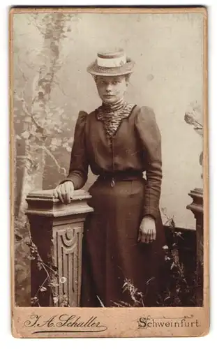 Fotografie J. A. Schaller, Schweinfurt, Linsenstr., Portrait Dame im schlichten Kleid mit Hut und Gitterschleier