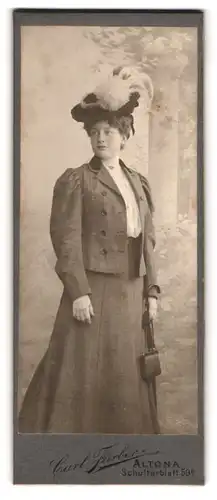 Fotografie Carl Färber, Hamburg-Altona, Schulterblatt 59, junge Frau im schlichten Kleid mit Federhut und Handtasche