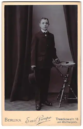 Fotografie Emil Lampe, Berlin, Tresckowstr. 18, Portrait junger Knabe im Anzug zur Kommunion