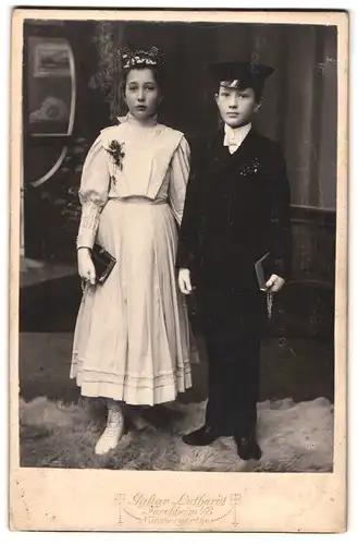 Fotografie Gustav Luthardt, Forchheim i. B., Portrait Geschwister im Kleid und Anzug zur Kommunion