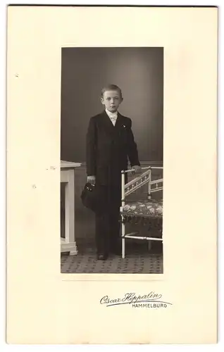 Fotografie Oscar Hepperlin, Hammelburg, Portrait Knabe im Anzug mit Hut zur Kommunion