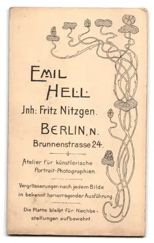 Fotografie Emil Helle, Berlin, Brunnenstr. 24, Portrait Mädchen mit Bibel im schwarzen Kleid zur Kommunion