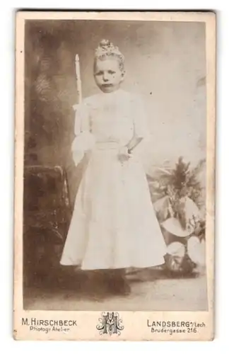 Fotografie M. Hirschbeck, Landsberg a. Lech., Brudergasse 216, Portrait kleines Mädchen im Kleid mit Kommunionskerze