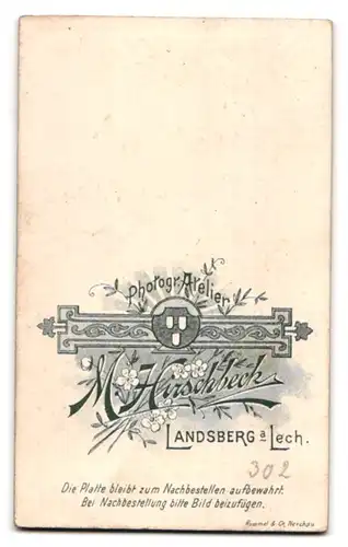 Fotografie M. Hirschbeck, Landsberg a. Lech., Brudergasse 216, Portrait kleines Mädchen im Kleid mit Kommunionskerze