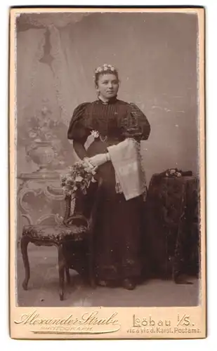 Fotografie Alexander Strube, Löbau i. S., Portrait Mädchen im Kommunionskleid mit Blumenschmuck im Haar