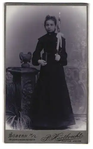 Fotografie P. Hartbrecht, Döbern N.L., Portrait Mädchen im schwarzen Kleid mit Kommunionskerze