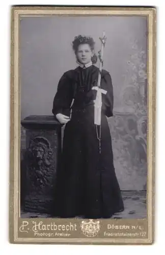 Fotografie P. Hartbrecht, Döbern, N. L., Portrait Mädchen mit Kommunionskerze im schwarzen Kleid