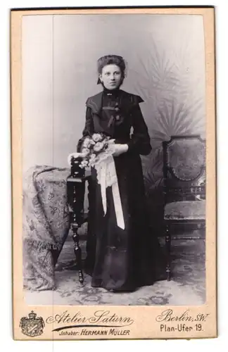 Fotografie Atelier Saturn, Berlin, Plan-Ufer 19, Portrait junge Frau im Kommunionskleid mit Blumenstrauss