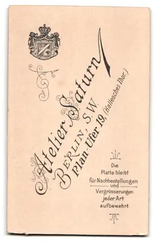 Fotografie Atelier Saturn, Berlin, Plan-Ufer 19, Portrait junge Frau im Kommunionskleid mit Blumenstrauss