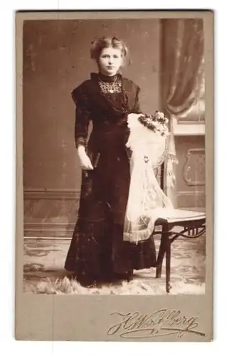 Fotografie Hermann Wolffberg, Berlin, Berg-Str. 9, Portrait Mädchen zur Kommunion im schwarzen Kleid