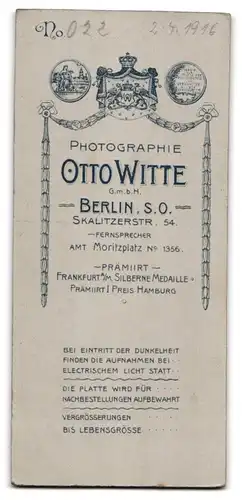 Fotografie Otto Witte, Berlin, Skalitzerstr. 54, Portrait kleines Mädchen im Kleid zur Kommunion mit Kerze