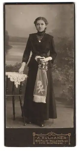 Fotografie A. Kulhanek, Berlin, Müllerstr. 137, Portrait kleines Mädchen im Kommunionskleid mit Handschuhen