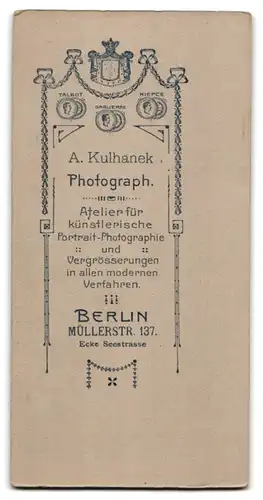 Fotografie A. Kulhanek, Berlin, Müllerstr. 137, Portrait kleines Mädchen im Kommunionskleid mit Handschuhen