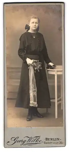 Fotografie Georg Wilke, Berlin, Badstr. 36, Portrait Mädchen im schwarzen Kleid mit Haarschleife