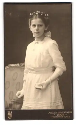 Fotografie W. Wertheim, Berlin, Friedrichstr. 110-112, Portrait junges Mädchen im weissen Kleid zur Kommunion