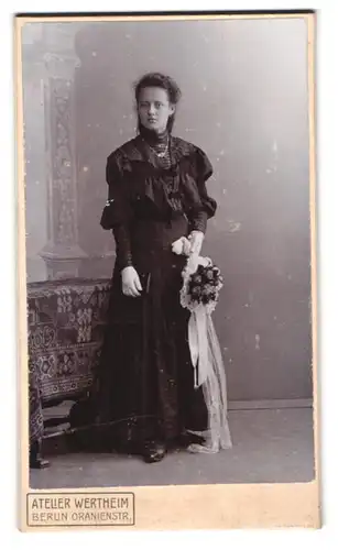 Fotografie Atelier Wertheim, Berlin, Oranienstr., Portrait junges Mädchen Käthe Seifert im schwarzen Kleid zur Kommunion