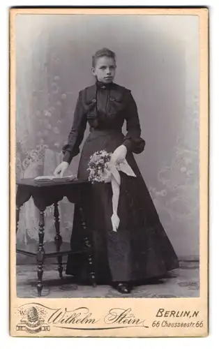 Fotografie Wilhelm Stein, Berlin, Chausseestr. 66, Portrait junges Mädchen im Kleid mit Blumenstrauss