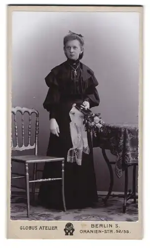 Fotografie Globus Atelier, Berlin, Oranien-Str. 52 /55, Portrait Mädchen zur Kommunion im schwarzen Kleid mit Bibel