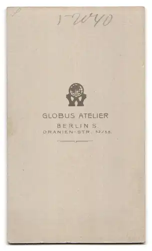 Fotografie Globus Atelier, Berlin, Oranien-Str. 52 /55, Portrait Mädchen zur Kommunion im schwarzen Kleid mit Bibel