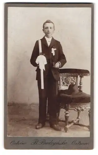 Fotografie B. Budzynska, Ostrowo, Raschkowerstr., Portrait Knabe im Anzug mit Kerze und Hut zur Kommunion