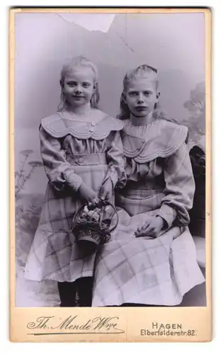 Fotografie Th. Mende, Hagen, Elberfelderstr. 82, Zwei junge Mädchen im Partnerlook mit Blumenkorb
