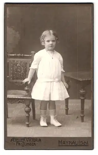 Fotografie Fr. Junger, Haynau i. Schl., Kleines niedliches Mädchen in weissem Kleid