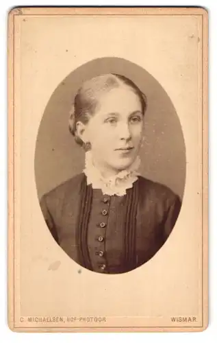 Fotografie C. Michaelsen, Wismar, Krämerstr. 19, Junge elegante Frau in hochgeschlossenem Kleid
