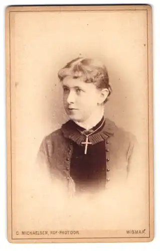 Fotografie C. Michaelsen, Wismar, Krämerstr. 19, Junge Frau in modischem Kleid und Kreuzkette