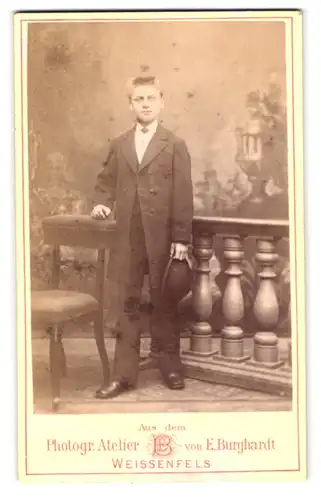 Fotografie E. Burghardt, Weissenfels, Saalstrassse 248, Junger eleganter Mann im Anzug und Melonenhut in der Hand