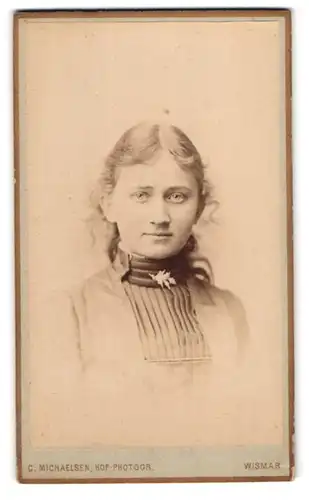 Fotografie C. Michaelsen, Wismar, Krämerstrasse 19, Junge hübsche Frau in modischem Kleid