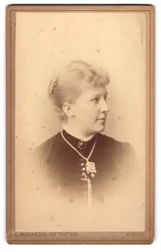 Fotografie C. Michaelsen, Wismar, Krämerstr. 19, Bürgerliche Frau in modischer Kleidung