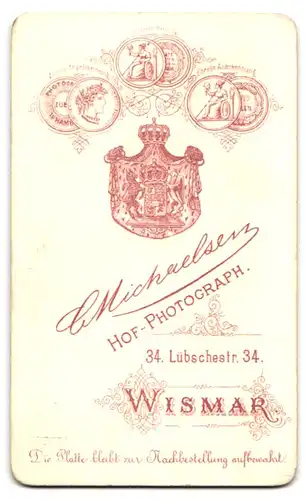 Fotografie C. Michaelsen, Wismar, Lübschestr. 34, Junges Mädchen mit Haarzopf und grosser Fliege