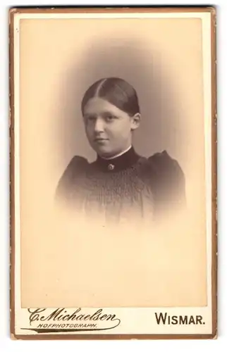 Fotografie C. Michaelsen, Wismar, Krämerstr. 19, Junge elegante Frau in schwarzem Puffärmelkleid