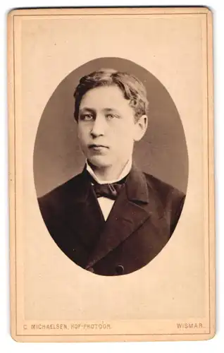 Fotografie C. Michaelsen, Wismar, Krämerstr. 19, Eleganter junger Mann in schwarzem Mantel