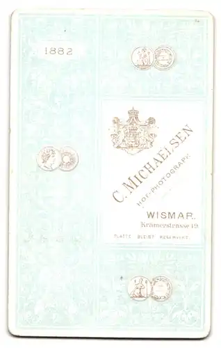 Fotografie C. Michaelsen, Wismar, Krämerstr. 19, Eleganter junger Mann in schwarzem Mantel