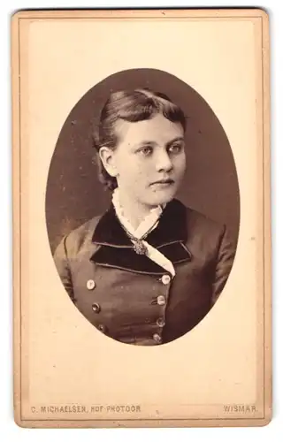 Fotografie C. Michaelsen, Wismar, Krämerstr. 19, Junge hübsche Frau in modischem Kleid und Broschenkette