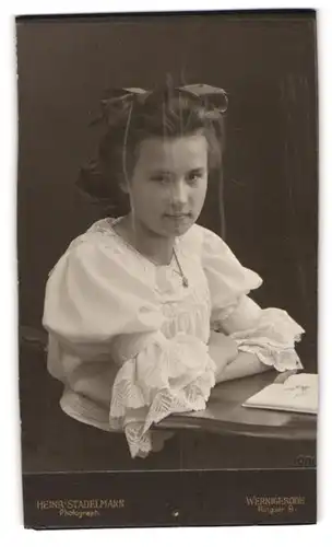 Fotografie Heinr. Stadelmann, Wernigerode, Ringstr. 9, Junge modische Frau in weissem Kleid an Tisch sitzend